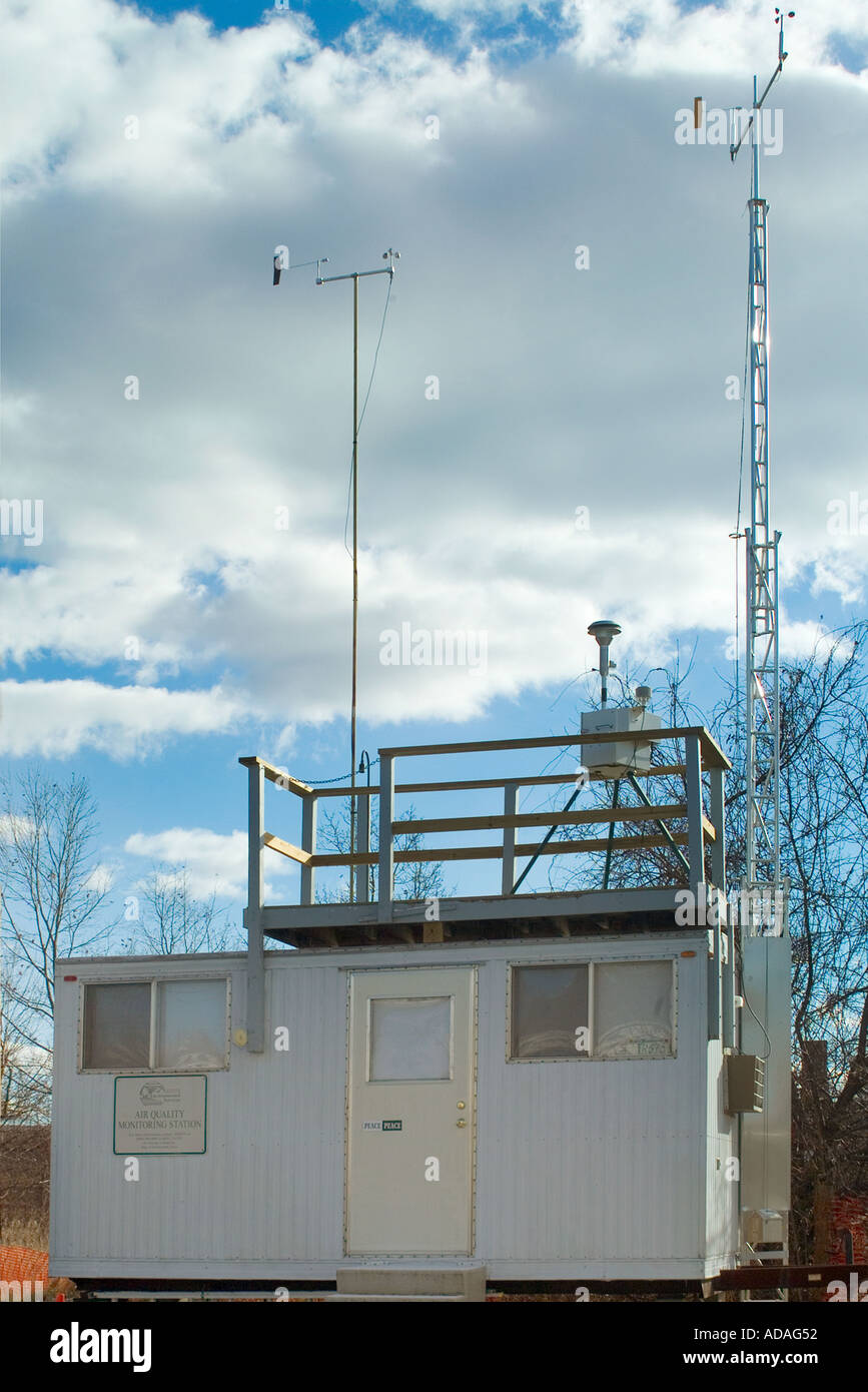 Strumenti monitorano le condizioni meteo su un elevato mst Foto Stock