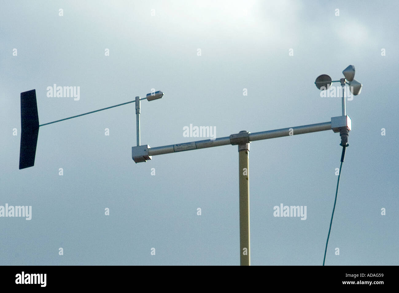 Il sensore di direzione del vento e anemometro su un montante in corrispondenza di un livello di qualità dell'aria della stazione di monitoraggio Foto Stock