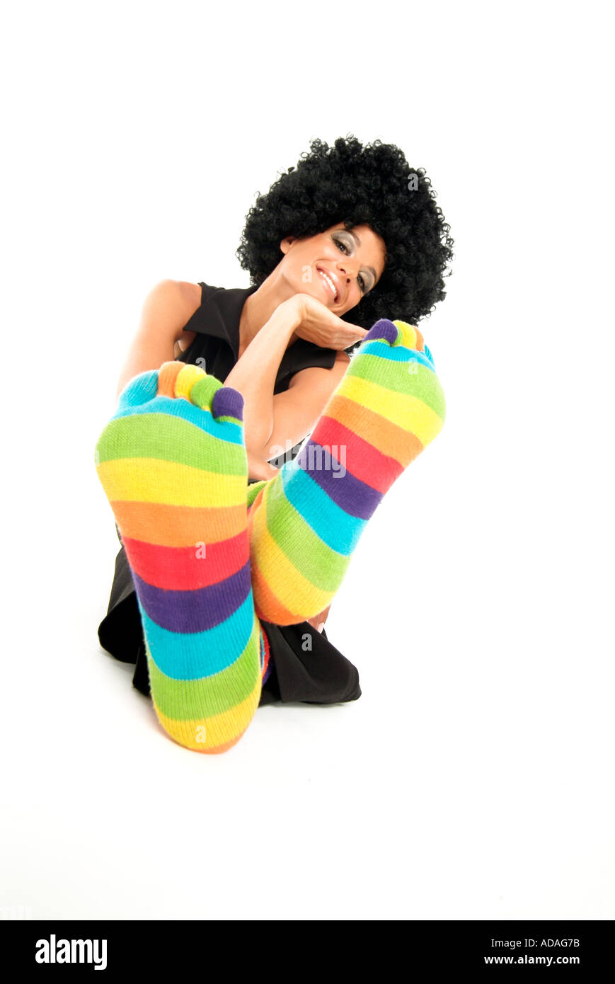 Funny ragazza giovane con crazy feets colorati Foto Stock