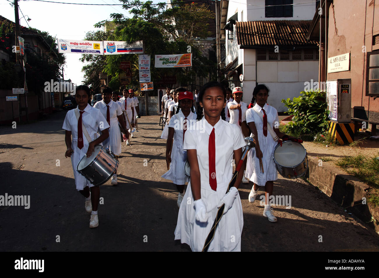 Forte Galle della banda musicale della scuola ragazze marciando per le strade Foto Stock