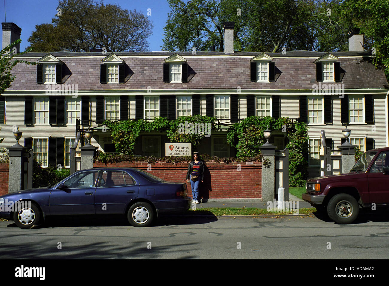 Adams Mansion Peacefield in cui quattro generazioni di Adams ha vissuto con un turista asiatico nella parte anteriore Foto Stock