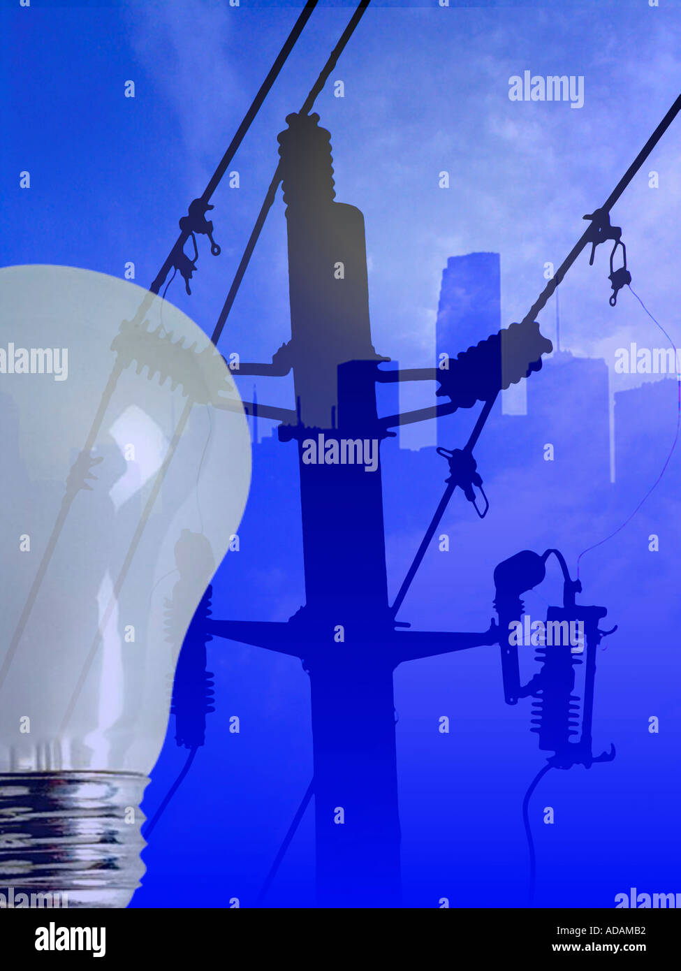 Le linee elettriche e poli lampadina di energia dello skyline della città Foto Stock