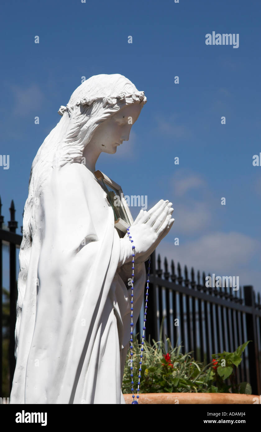 Pregare Maria figura, centro della comunità parrocchiale, Basilica della Missione di San Juan Capistrano, CALIFORNIA, STATI UNITI D'AMERICA Foto Stock