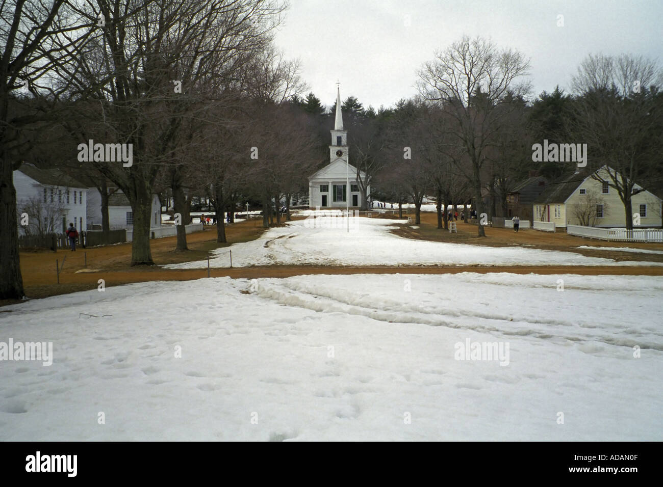 Chiesa e coperta di neve strada in Sturbridge Massachusetts USA Foto Stock
