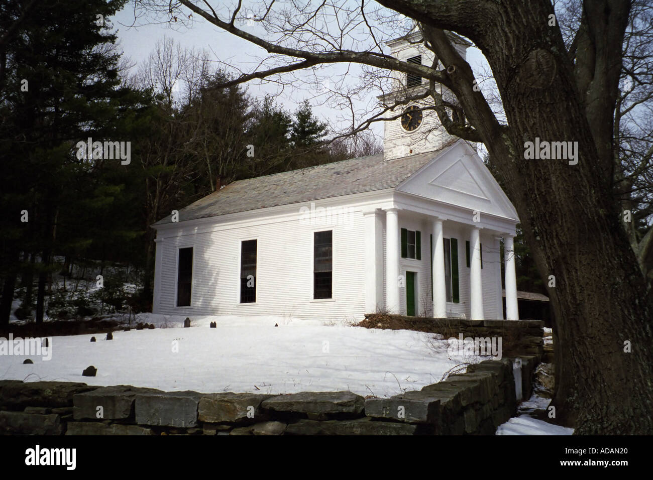 Chiesa in coperta di neve Sturbridge Massachusetts Foto Stock