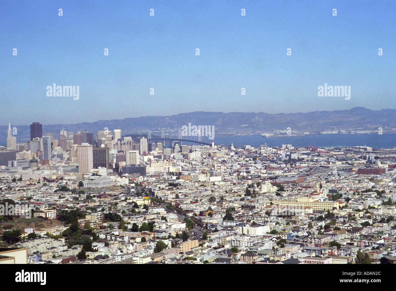 Vista di San Francisco di Twin Peaks su un vago giorno Foto Stock
