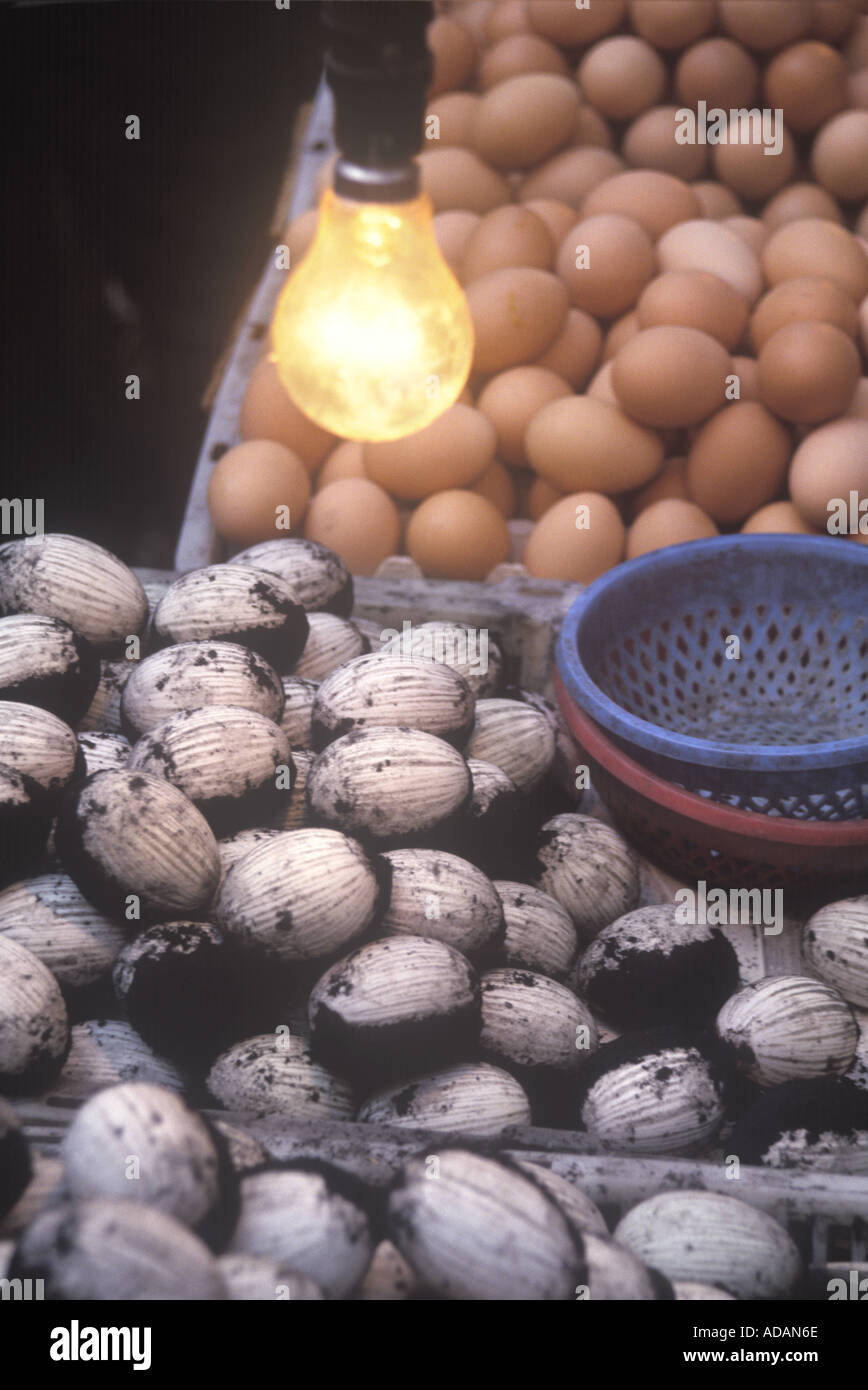 Centinaia di 100 anni di uova, mercato all'aperto, Hong Kong Cina Foto Stock