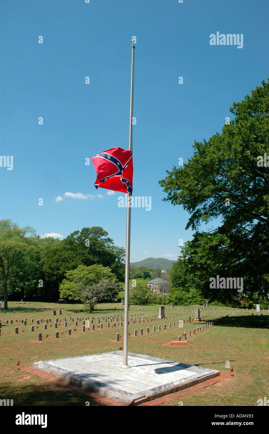 Confederate Memorial Day parade aprile 24 negli stati del sud degli Stati Uniti d'America America circa la guerra civile tra gli stati di Georgia bandiere e la folla Foto Stock