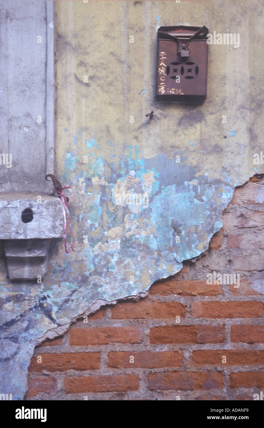 Peeling intonaco e vernice con casella postale, Macao Cina Foto Stock