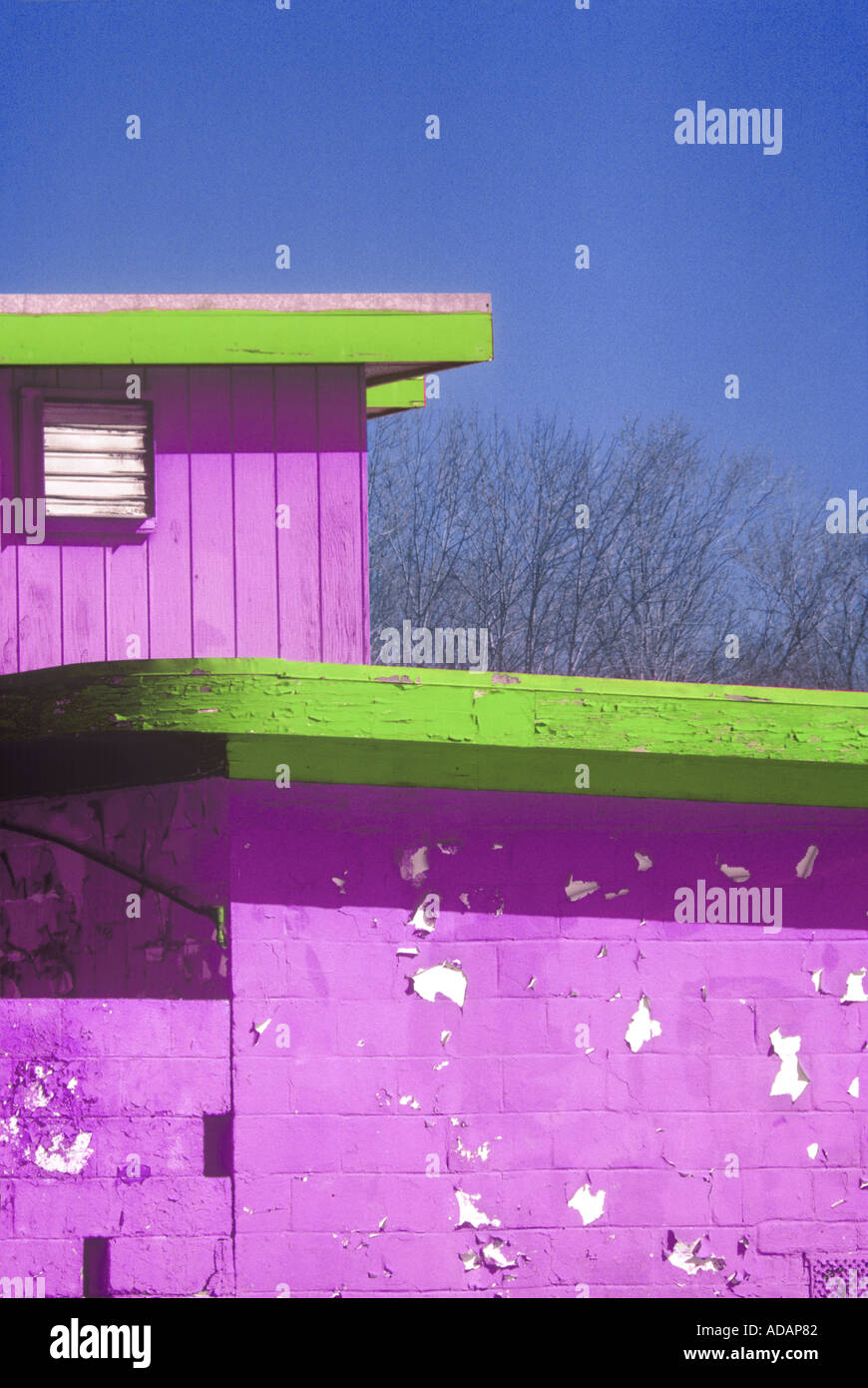 Vecchio edificio Decrpit con peeling Paint Foto Stock