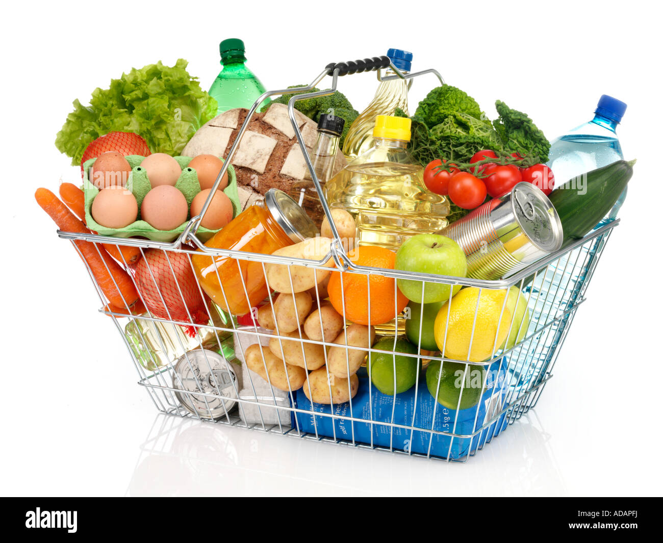 Supermarket basket immagini e fotografie stock ad alta risoluzione - Alamy