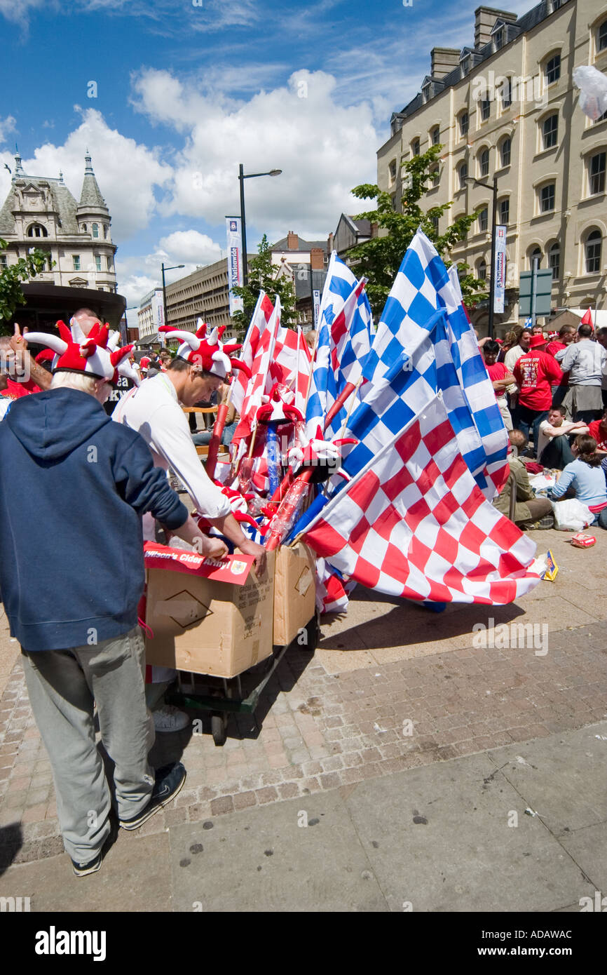 Venditore ambulante vendendo i tifosi di calcio bandiere Cardiff Wales UK Foto Stock