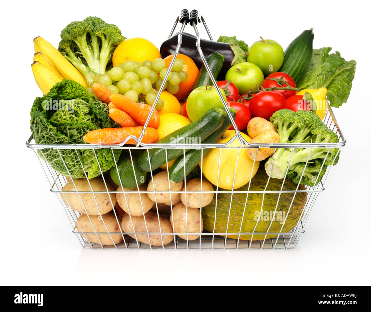 La frutta e la verdura di Shopping basket Foto Stock