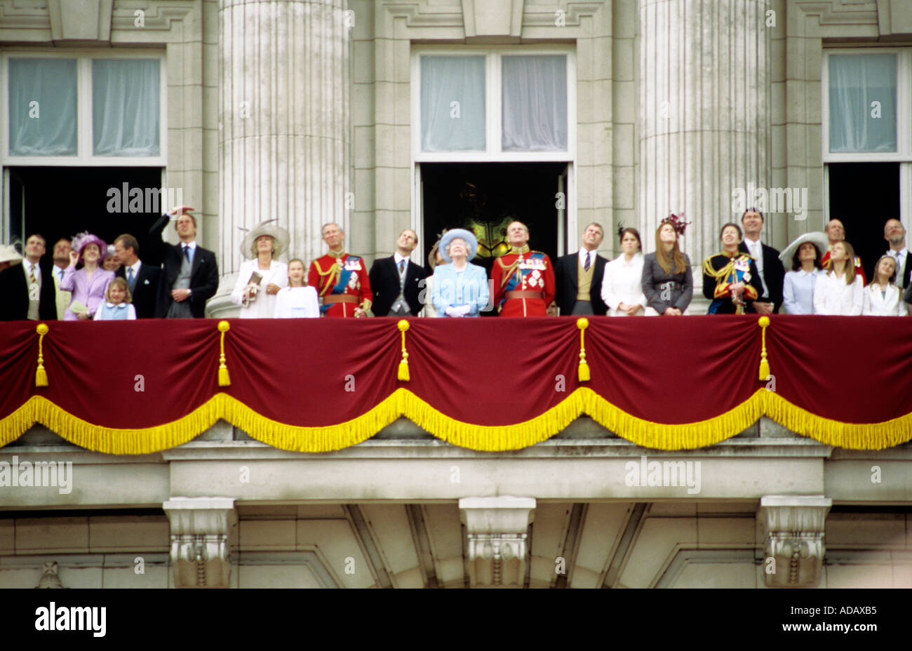 La regina e la famiglia reale sul balcone a Buckingham Palace a Londra England Regno Unito Foto Stock