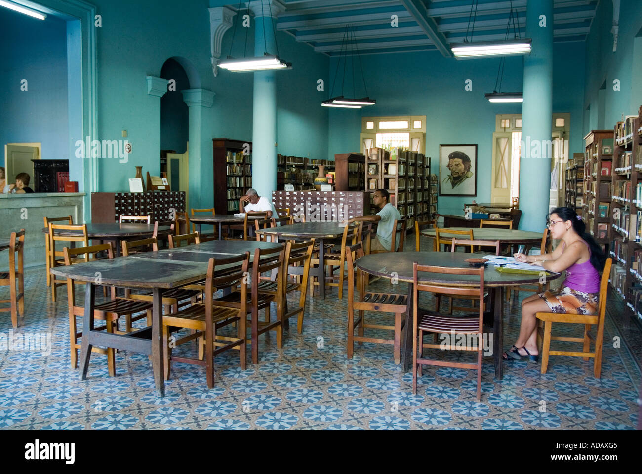 Lettori all'interno della biblioteca comunale, Santa Clara, Cuba Foto Stock