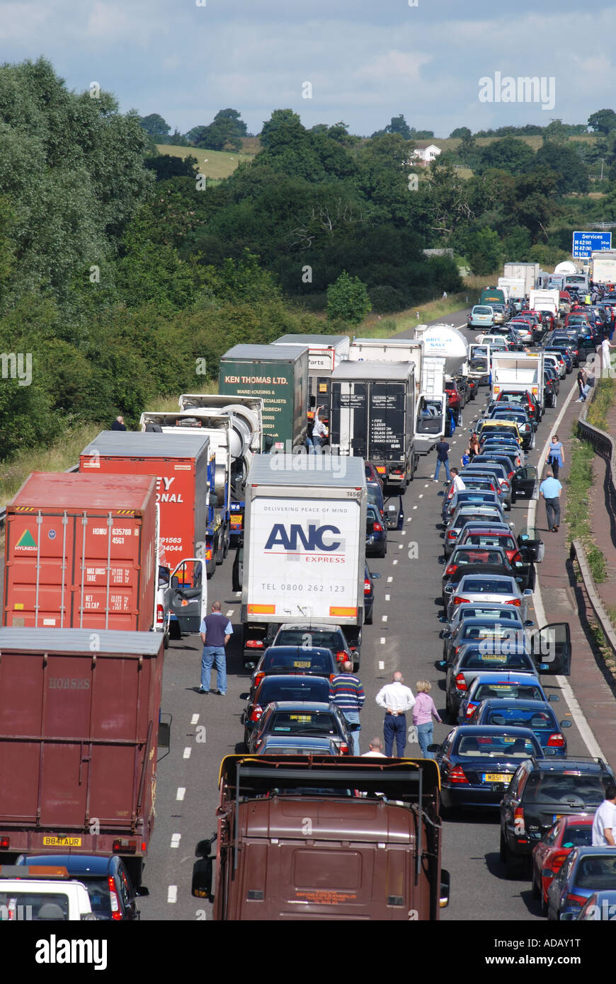 Blocca il traffico sulla carreggiata di M40 Autostrada a causa di incidente, Warwickshire, Inghilterra, Regno Unito Foto Stock