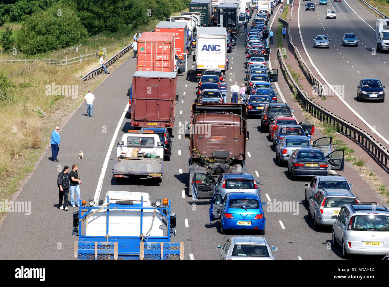 Blocca il traffico sulla carreggiata di M40 Autostrada a causa di incidente, Warwickshire, Inghilterra, Regno Unito Foto Stock