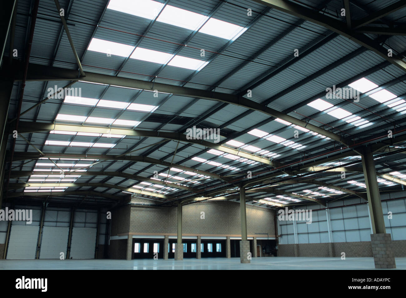 Visualizza immagine del magazzino / porte in fabbrica che mostra / illustrante un'enorme capacità e un facile accesso per lo scarico / carico Foto Stock