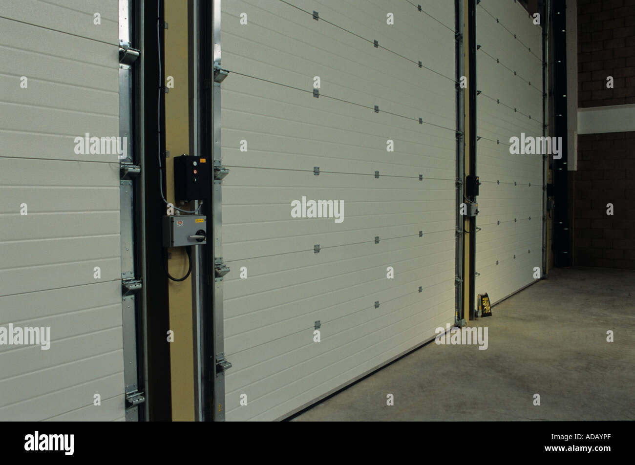 Visualizza immagine del magazzino / porte in fabbrica che mostra / illustrante un'enorme capacità e un facile accesso per lo scarico / carico Foto Stock