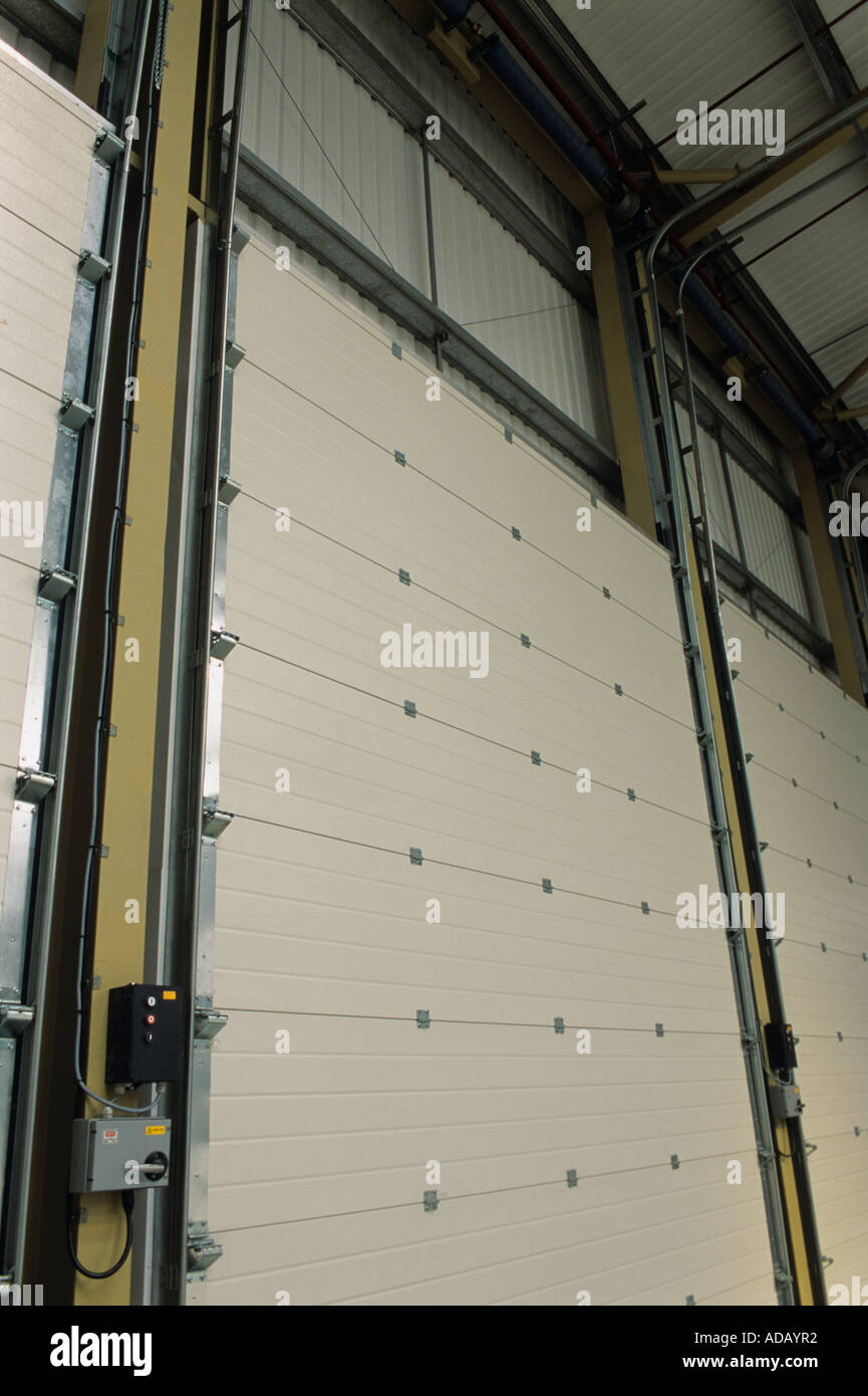 Visualizza immagine del magazzino / porte in fabbrica che mostra / illustrante un'enorme capacità e un facile accesso per lo scarico / carico Foto Stock