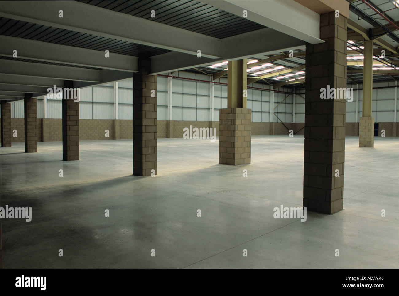Visualizza immagine del magazzino / porte in fabbrica che mostra / illustrante un'enorme capacità e un facile accesso per lo scarico / carico Foto Stock