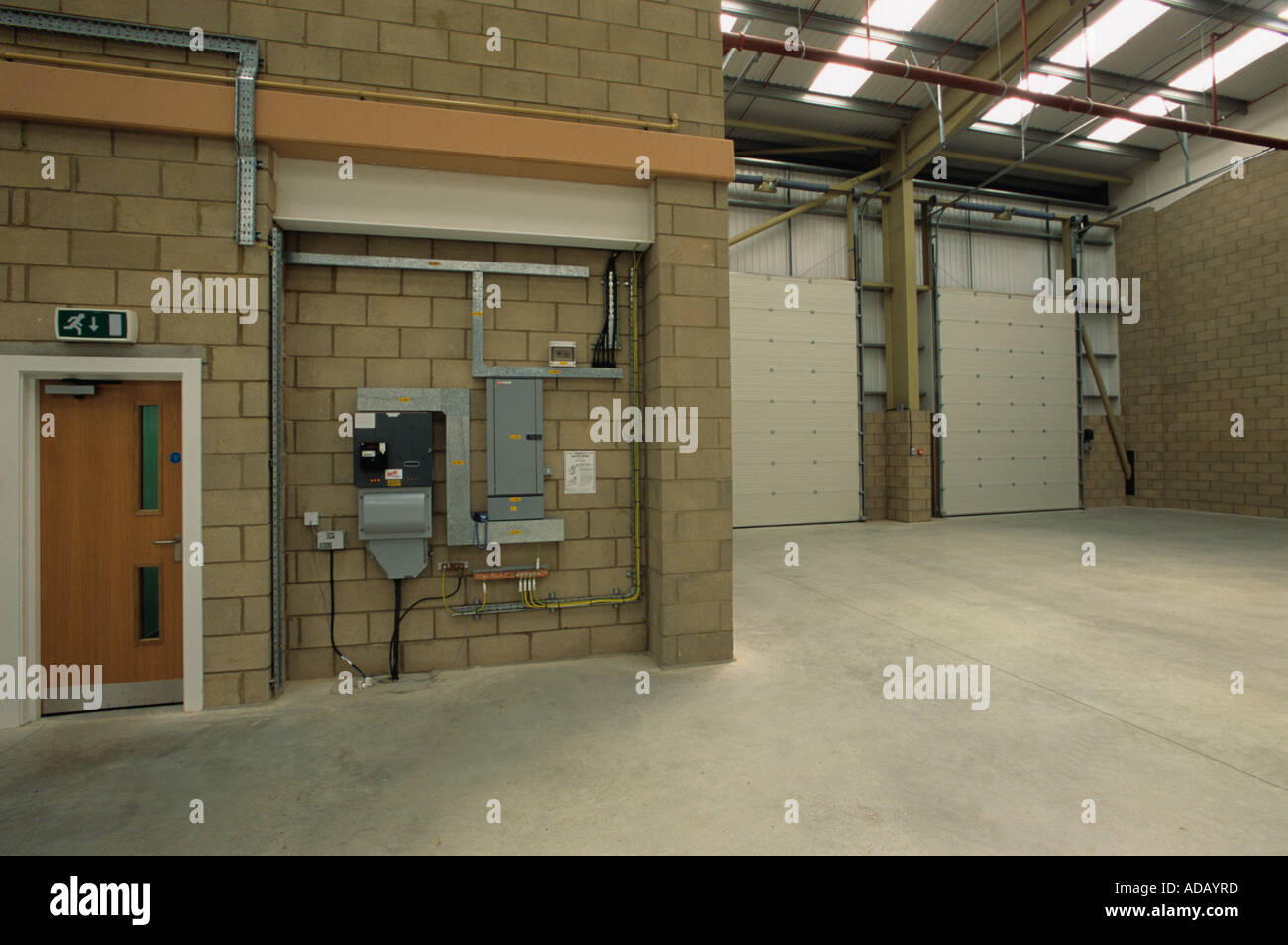 Visualizza immagine del magazzino / porte in fabbrica che mostra / illustrante un'enorme capacità e un facile accesso per lo scarico / carico Foto Stock