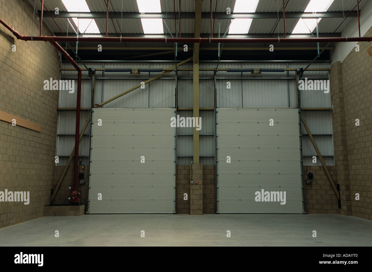 Visualizza immagine del magazzino / porte in fabbrica che mostra / illustrante un'enorme capacità e un facile accesso per lo scarico / carico Foto Stock