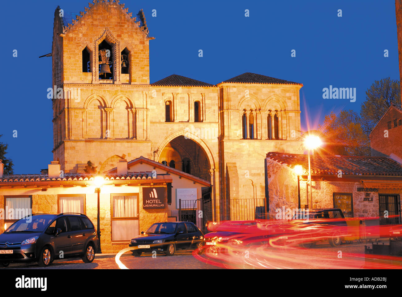 Strada di notte e di illuminazione della Chiesa Basilica de San Vicente, Avila, Castiglia-Leon, Spagna Foto Stock