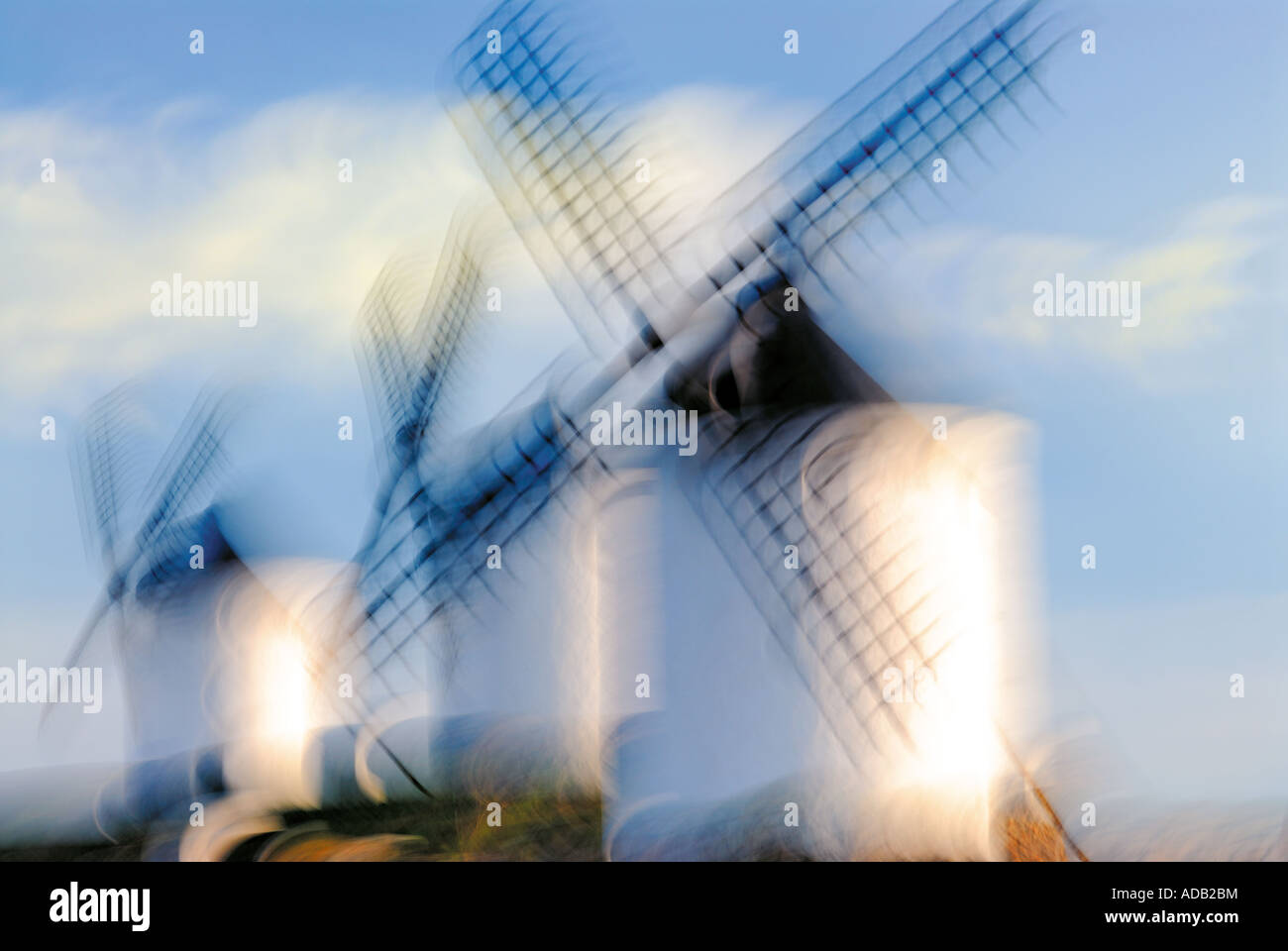 Mulini a vento di Consuegra, Castilla-La Mancha, Spagna - effetto speciale dal movimento della fotocamera Foto Stock