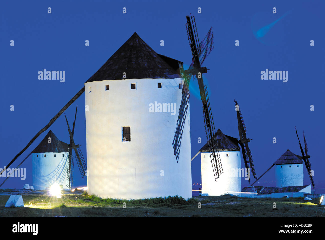 Mulini a vento storico da Campo de Criptana di notte, Castilla-La Mancha, in Spagna Foto Stock