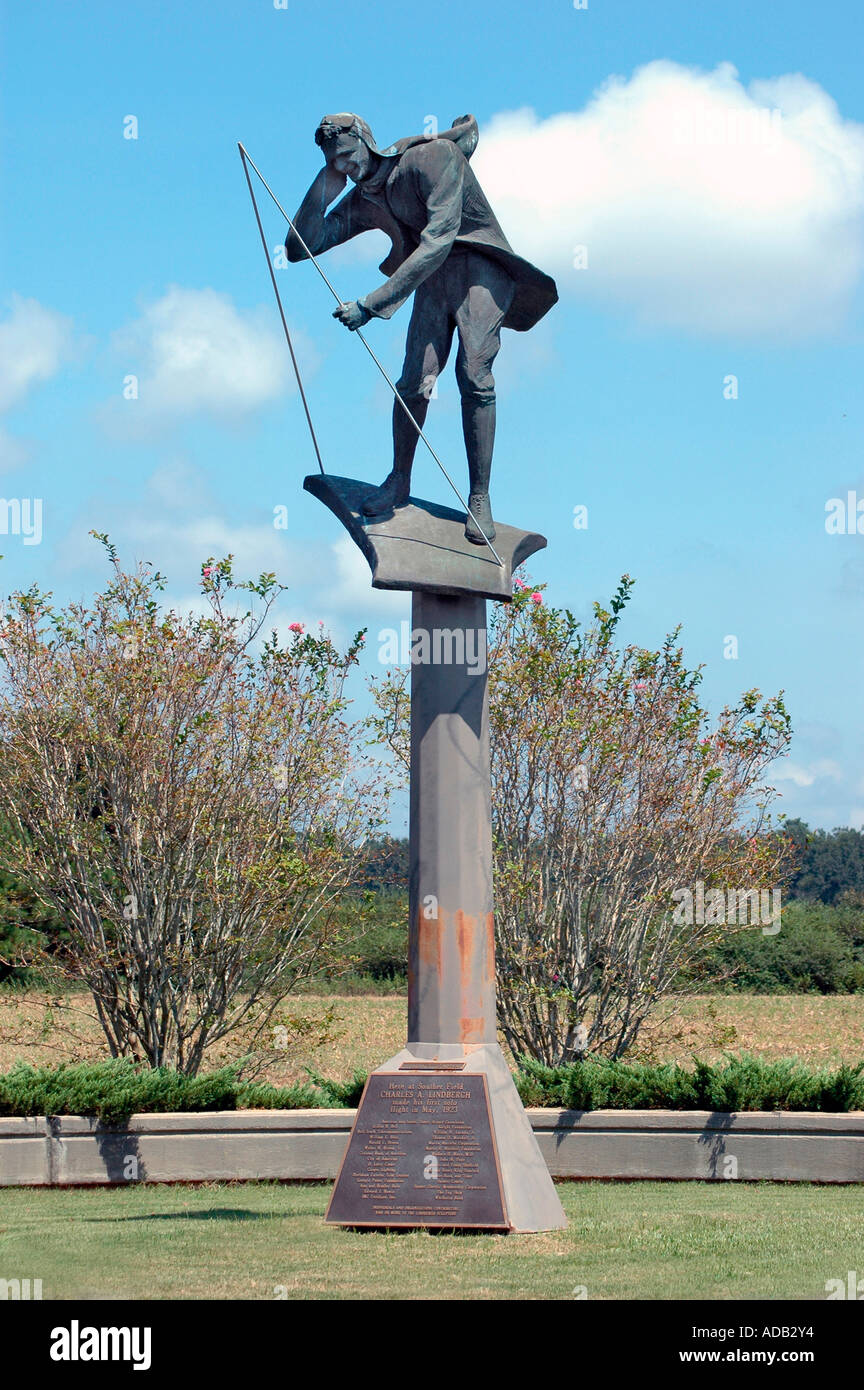 Statua dove Carlo A Lindbergh volò fuori prima fece il suo primo volo da solo nel 1927 attraverso l'Atlantico - in Augusto, GA, airfield, USA Foto Stock