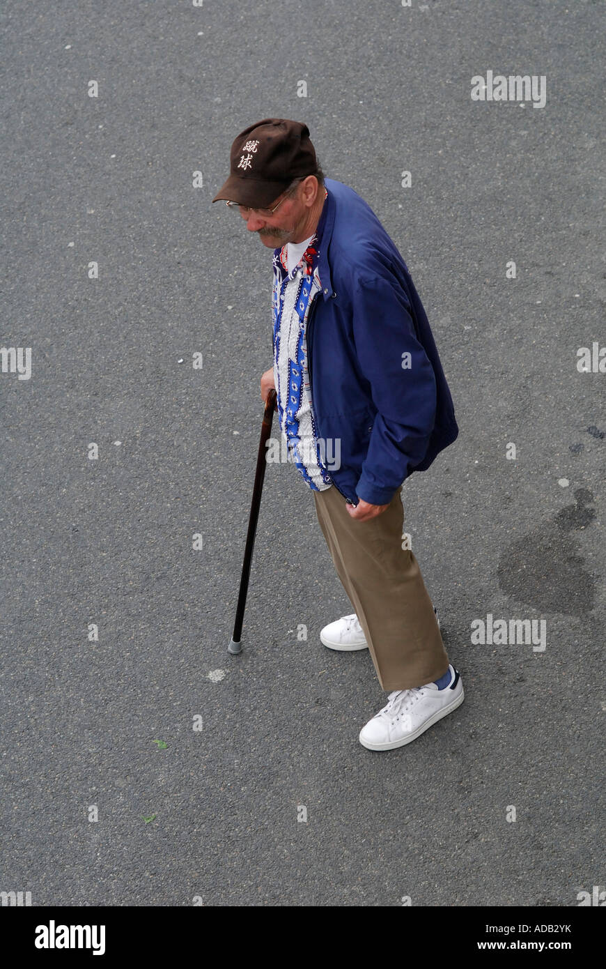 Il vecchio uomo della strada di attraversamento, Francia. Foto Stock