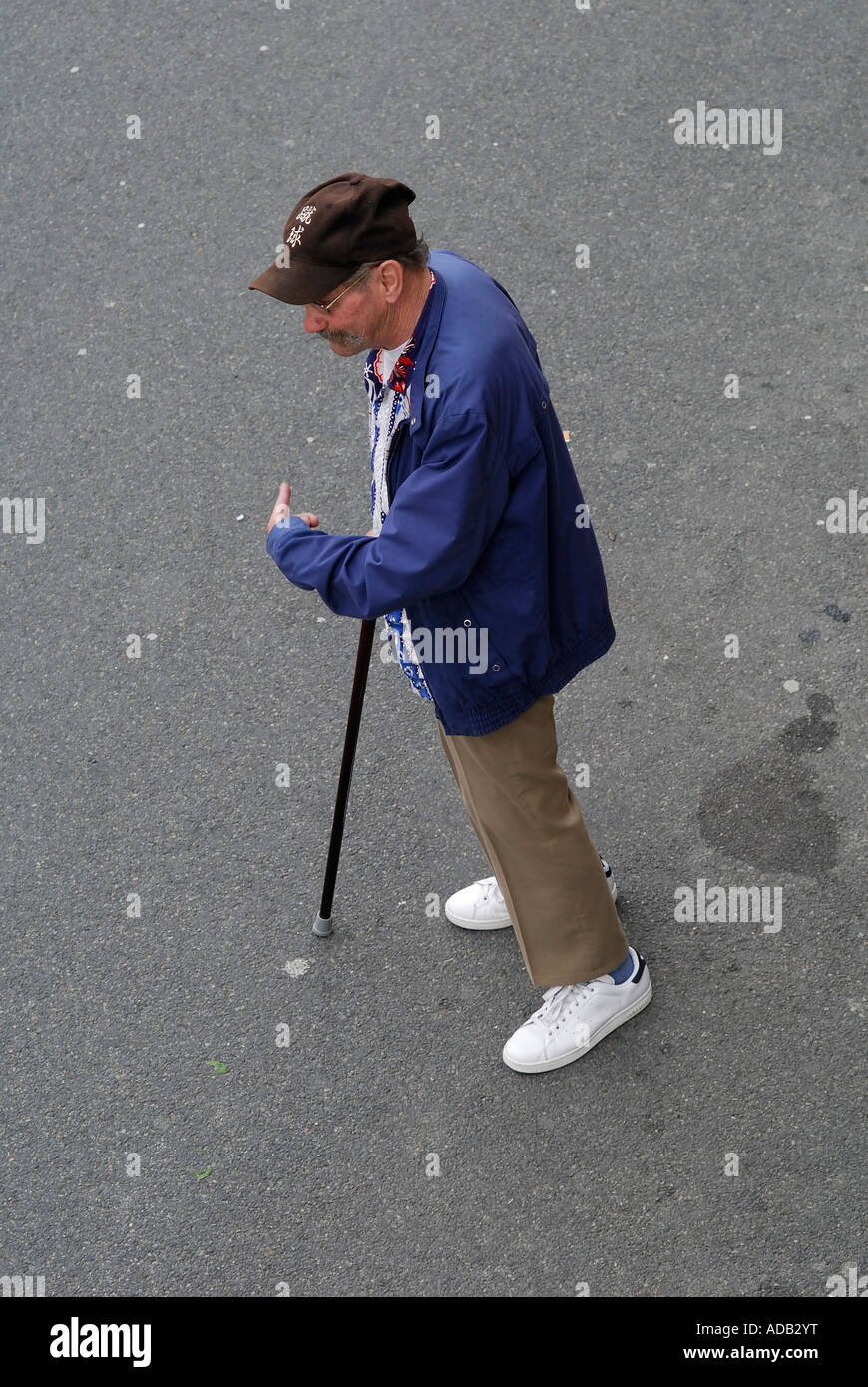 Il vecchio uomo della strada di attraversamento, Francia. Foto Stock