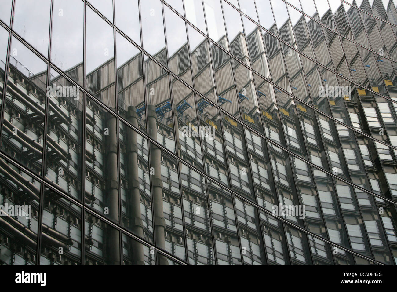 Riflessioni del Lloyds building in 51 Lime Street Tower Willis Group Holdings città di Londra Inghilterra Regno unito Gb Foto Stock