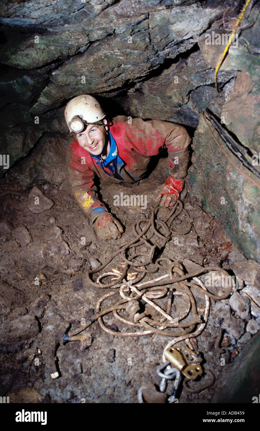 Speleologo in entrata della caverna vicino a Alveston durante le riprese del Team Tempo televisione programma di archeologia England Regno Unito Foto Stock