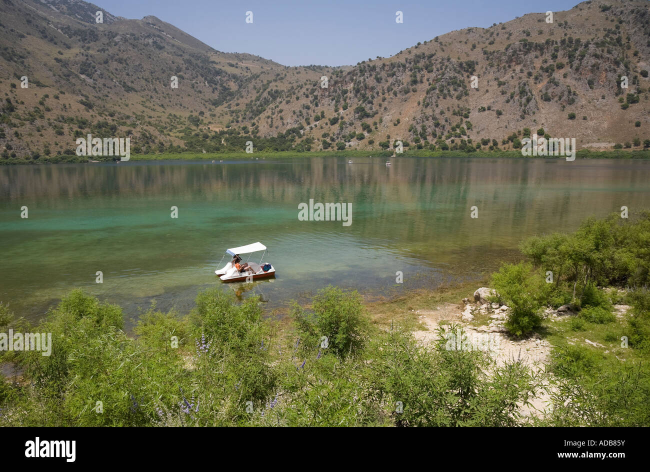 Un pedalò sul Lago di Kournas / Creta / Grecia Foto Stock