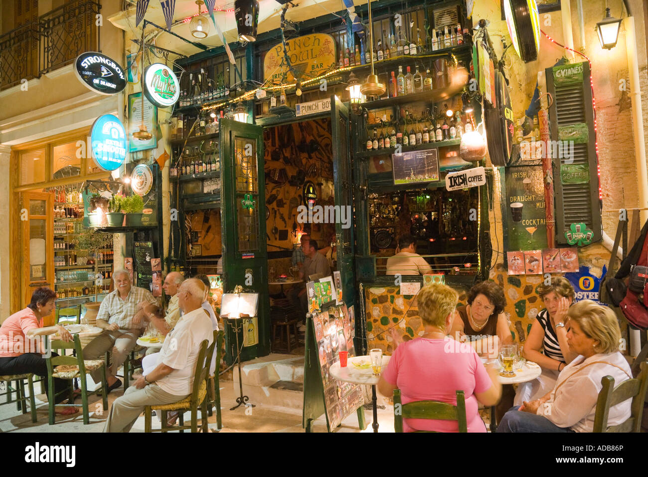 L'Irish bar 'Punch Bowl' nella città vecchia di Rethymno / Creta / Grecia Foto Stock