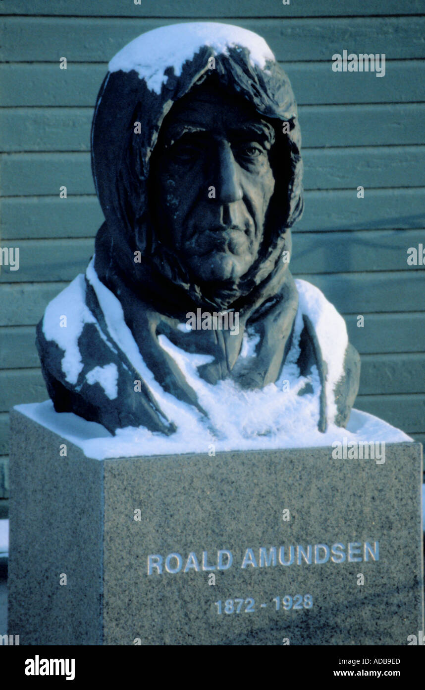 Busto di Roald Amundsen, Tromsø, Troms, Norvegia. Foto Stock