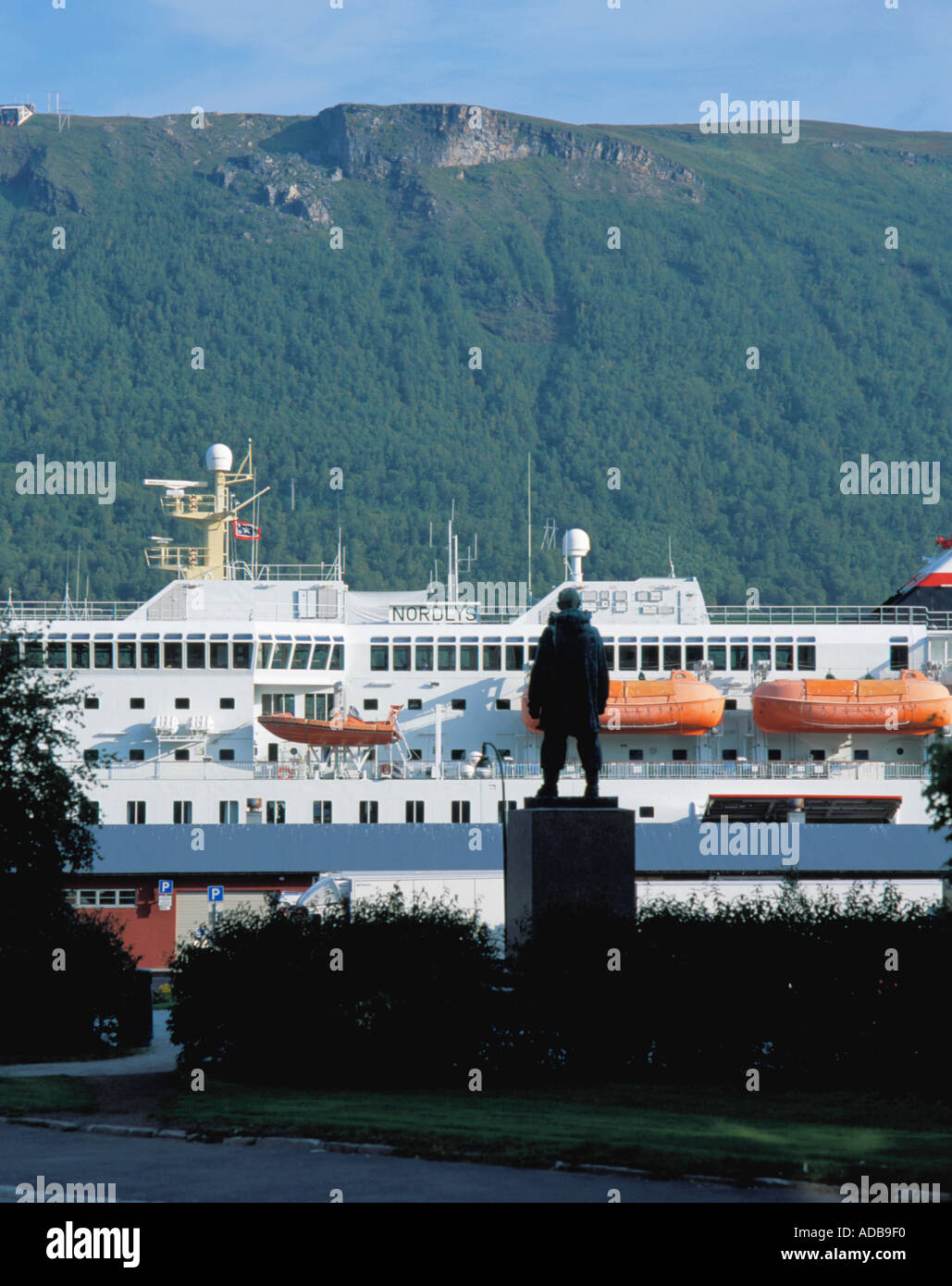 Statua di Roald Amundsen con Hurtigrute 'Nordlys' oltre, Tromsø Harbour, Troms, arctic Norvegia. Foto Stock