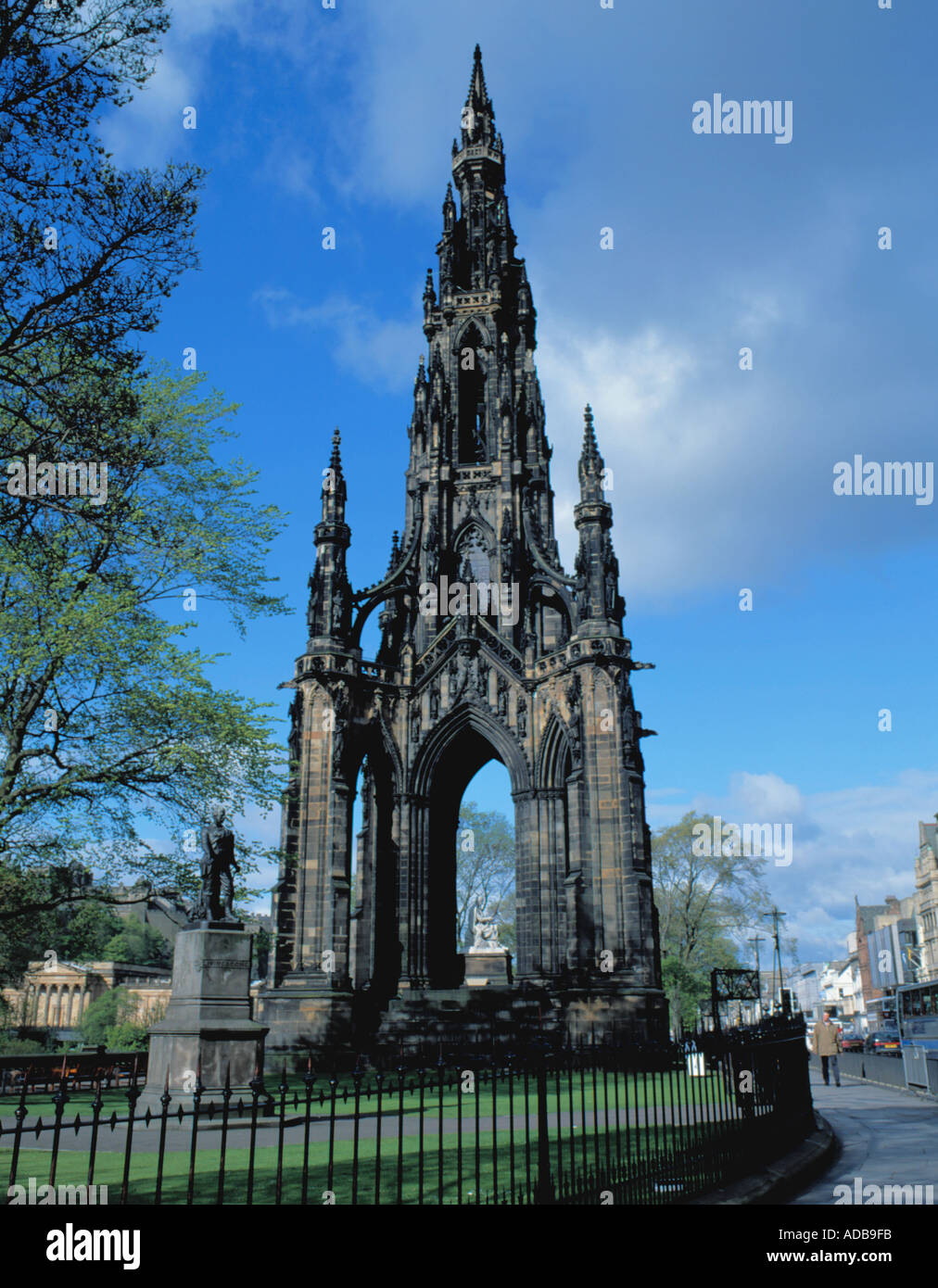 La pietra arenaria guglia gotica del monumento di Scott, Princes Street, Edinburgh, Lothian, Scozia, Regno Unito. Foto Stock