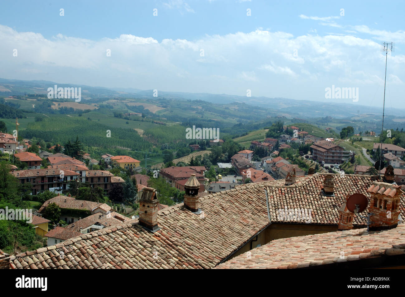 Una vista di Monforte d'Alba del Piemonte in Italia famosa per il vino Barolo e Barbera e Dolcetto Foto Stock