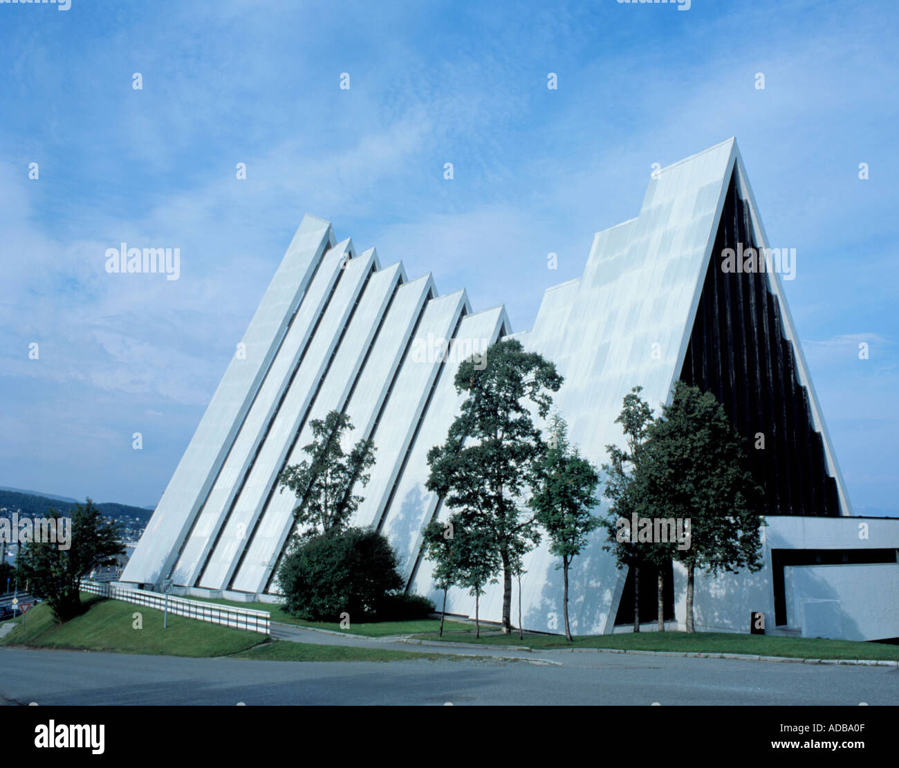 A sud est della facciata di Ishavskatedralen ( Oceano Artico Cattedrale ), Tromsø, Troms, arctic Norvegia. Foto Stock