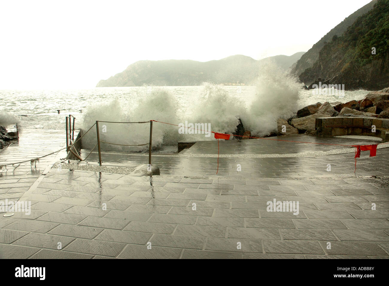 Le onde del mare mosso che si schiantano contro la città di Vernazza nelle Cinque  Terre in Italia su una ruvida giorno Foto stock - Alamy