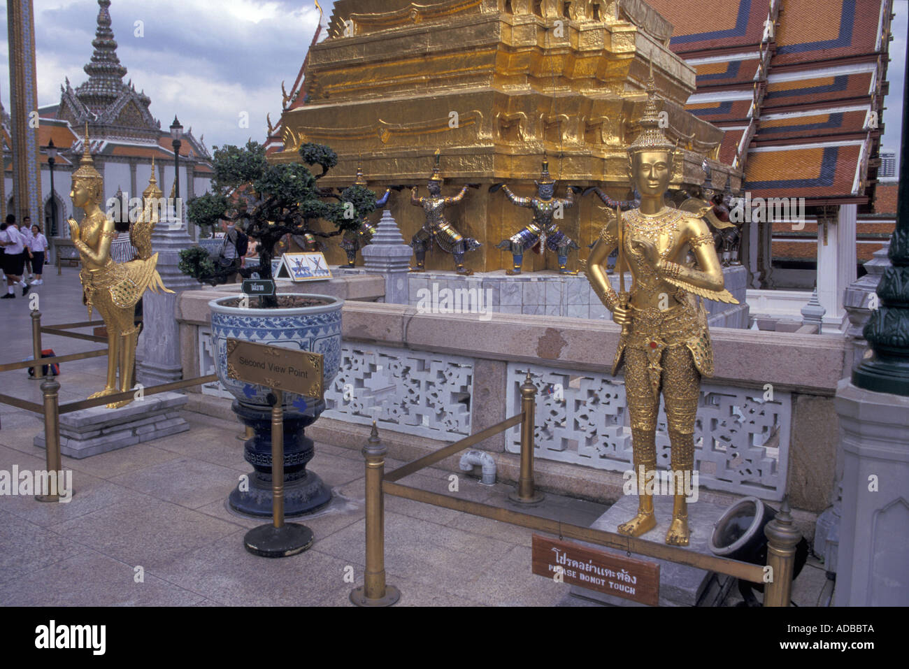 Esseri mitologici dalla foresta Himavamsa Grand Palace Wat Phra Keow Bangkok in Thailandia Foto Stock