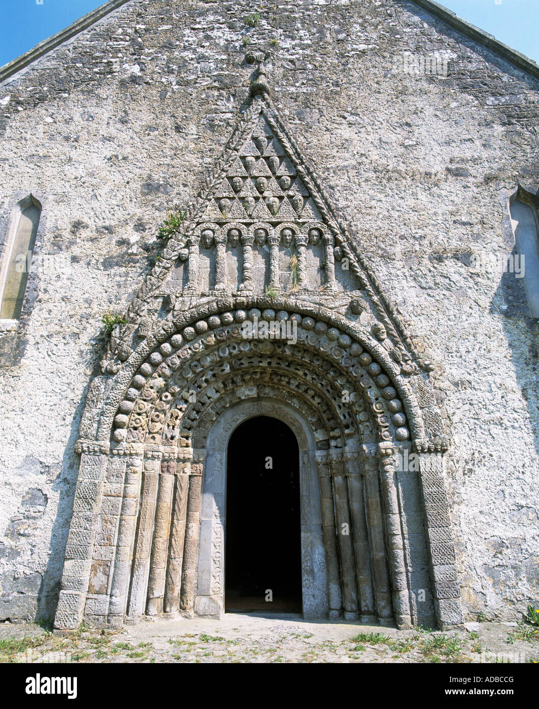 Scene bibliche su una cattedrale irlandese porta, Foto Stock