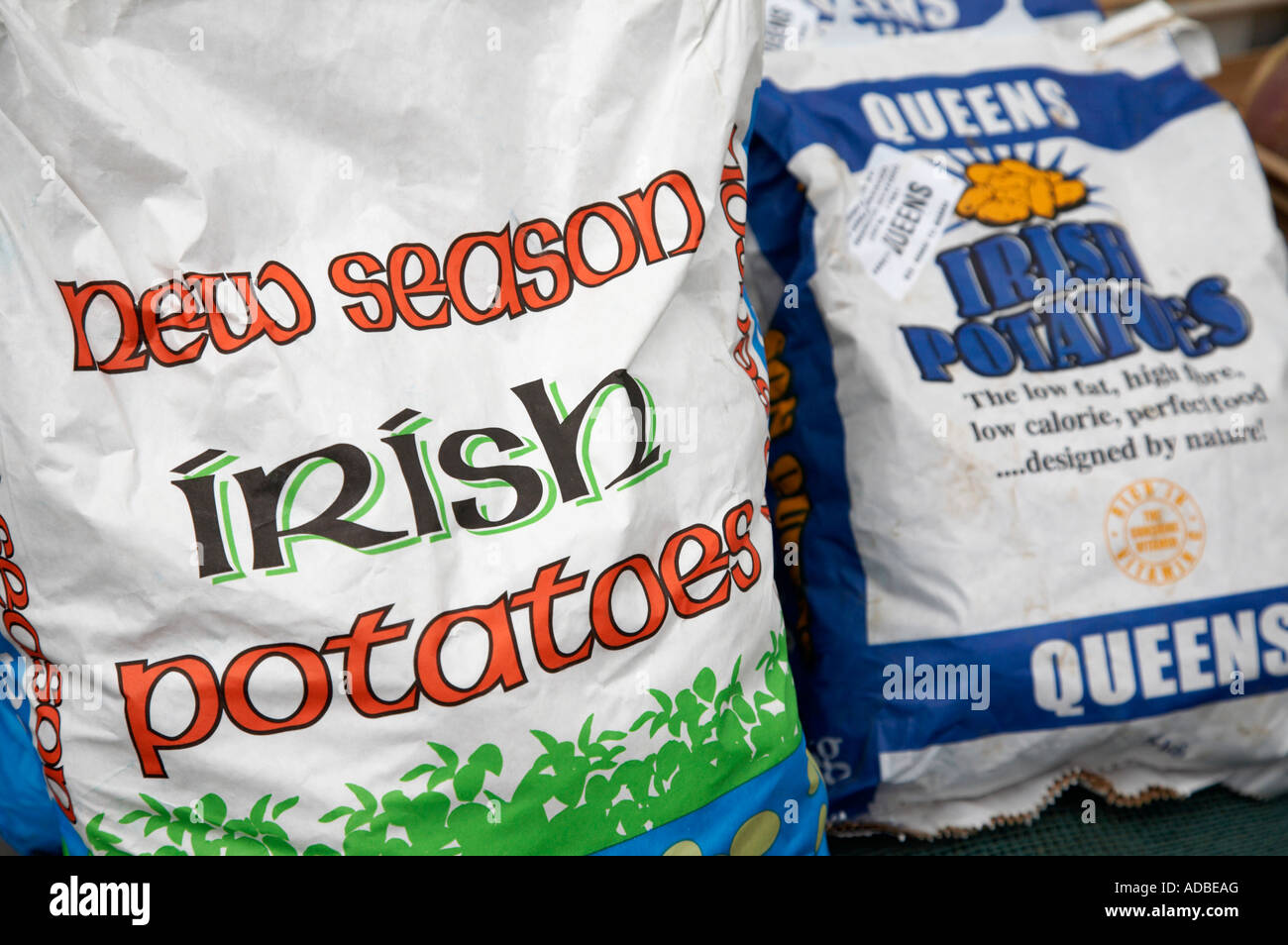 Sacchetti di carta di sacchi di nuova stagione patate irlandese queens per la vendita Foto Stock