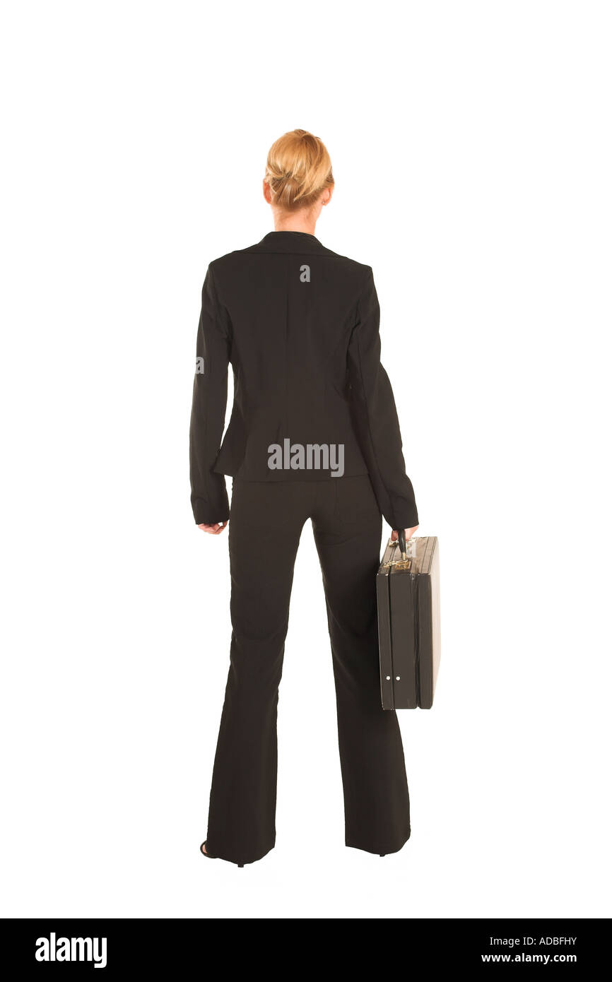 Bionda signora business formale in abito nero tenendo un nero valigia in pelle Foto Stock