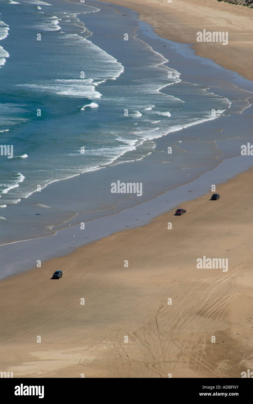 Tre vetture sulla spiaggia Tautuku da Firenze Collina Catlins Isola del Sud della Nuova Zelanda Foto Stock