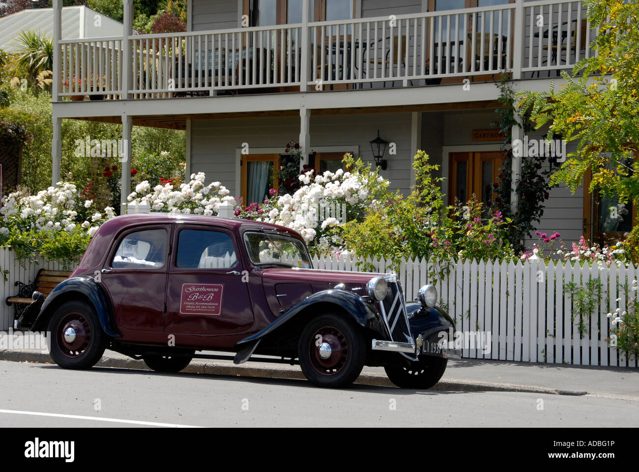 Auto d'epoca, al di fuori di casa weatherboard Akaroa banche Peninsular Isola del Sud della Nuova Zelanda Foto Stock