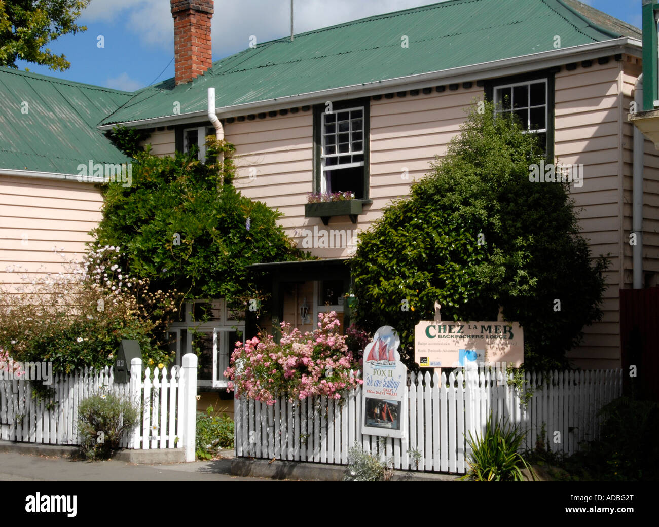 Casa Weatherboard Akaroa banche Peninsular Isola del Sud della Nuova Zelanda Foto Stock